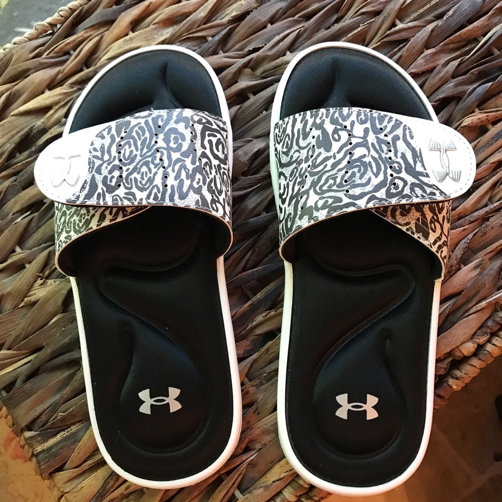 Under Armour Slide Sandals - LIKE NEW - cushioned!